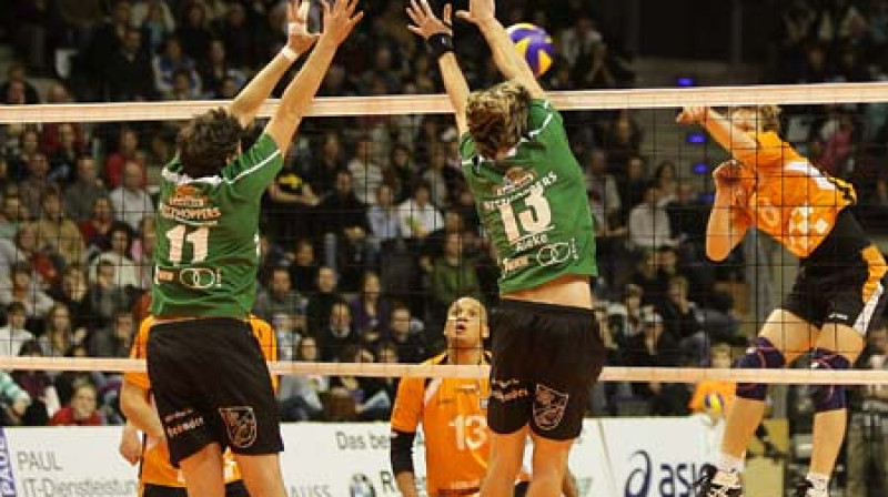 Uzbrukumā Jānis Šmēdiņš
Foto: www.scc-volleyball.de