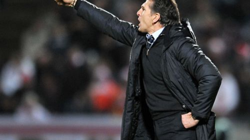 "Lyon" galvenais treneris Klods Puels tēmē uz pirmo vietu 
Foto: AFP/Scanpix