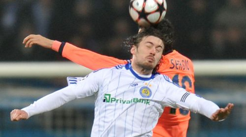 Artjoms Miļevskis cīņā ar "Barcelona" spēlētāju
Foto: AFP/scanpix