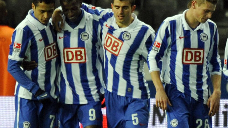 Komandas biedri apsveic "Hertha" uzbrucēju
Gustavo Ramosu (9.nr.)
Foto: AFP/Scanpix
