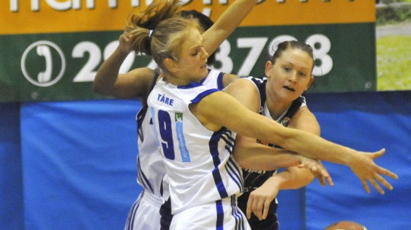 Ieva Tāre, SK "Cēsis" kapteine, un Aija Brumermane, "TTT Rīga" kapteine
Foto: Romualds Vambuts, Sportacentrs.com