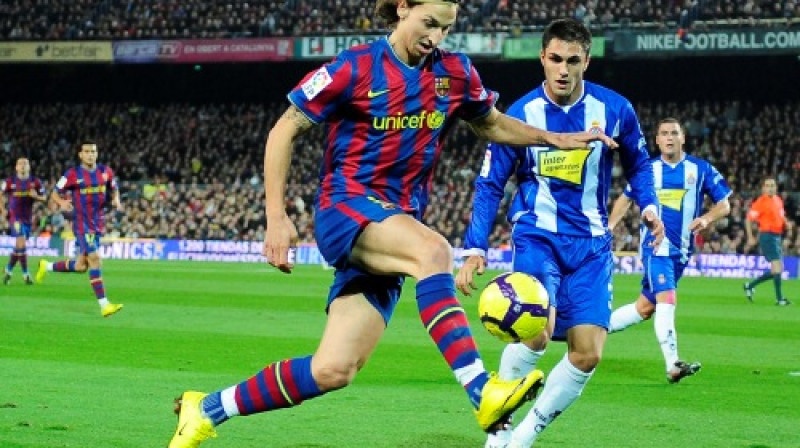 Zlatans Ibrahimovičs ("Barcelona") cīņā pret Viktoru Ruisu ("Espanyol")
Foto: AP/ Scanpix