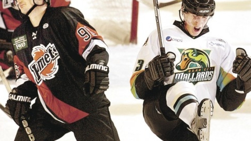 Juris Štāls atzīmē vārtu guvumu. Foto: Quad-City Times