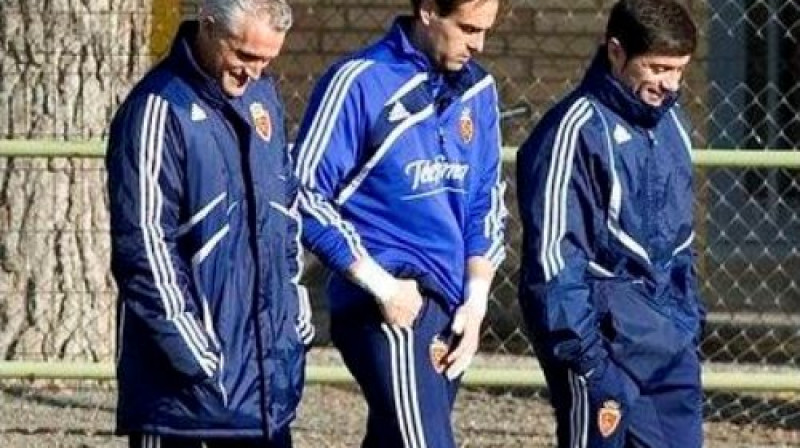 Marselino (pa labi) "Zaragoza" treniņā kopā ar vārtsargu Havjeru Lopesu (vidū) un savu palīgu Rubenu Uriju
Foto: EFE