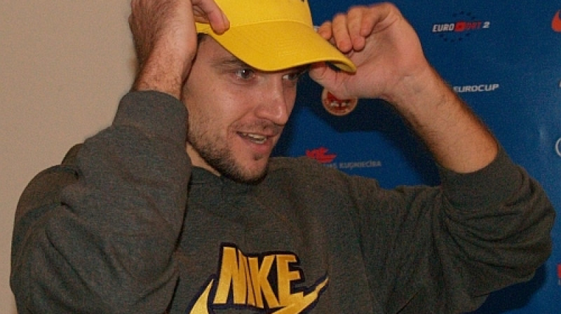 Sandis Buškevics sola arī pamācīt jaunos spēlētājus.
Foto: ventasbalss.lv