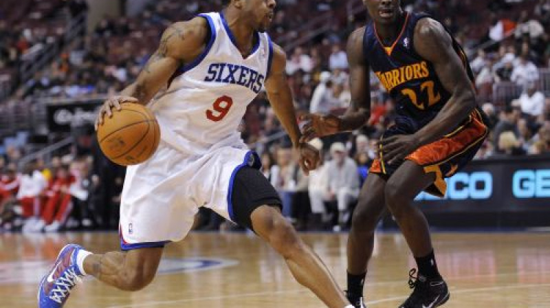 Uzbrukumā Andrē Iguodala (''76ers'') 
Foto: AP/Scanpix