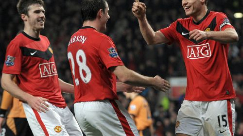 Nemanja Vidičs (no labās) guva ''United'' otros vārtus
Foto: AFP/Scanpix