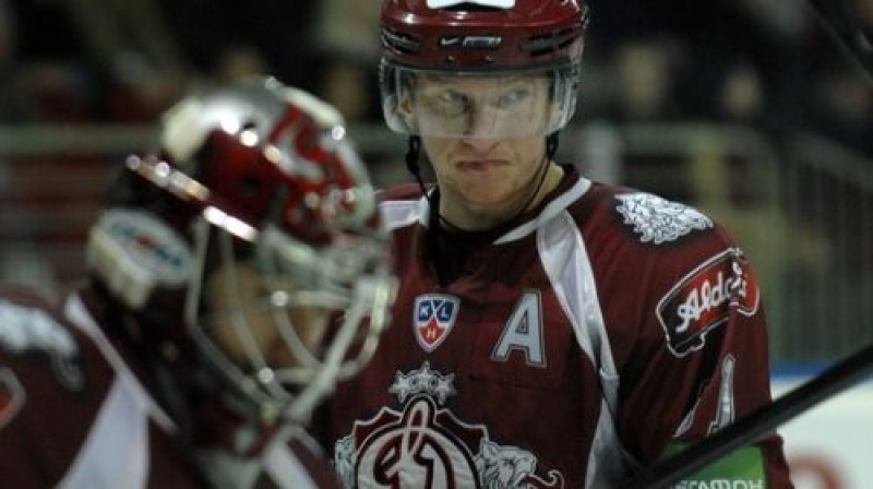 Rīgas ''Dinamo'' slavas ceļa bruģētāji - uzbrucējs Marsels Hosa un vārtsargs Edgars Masaļskis
Foto: Romāns Kokšarovs, Sporta Avīze, F64