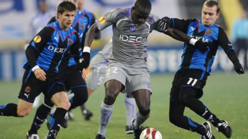 Tulūzas spēlētājs Musa Sisoko vairāku ''Brugge'' futbolistu ielenkumā
Foto: AFP/Scanpix