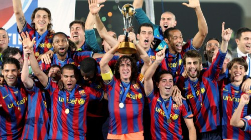 "Barcelona" kapteinis Karless Pujols rokās tur izcīnīto kausu
Foto: AP/ Scanpix