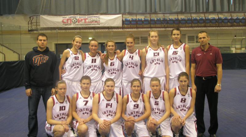 Foto: K-L 12 Rūta Veidere, 11 Paula Pēce,  6 Agija Kruga, 4 Renāte Maksimova, 13 Marta Miščenko, 15 Paula Tomsone, sēž 10 Kate Aizsila, 7 Beāte Livdanska, 14 Evita Zondaka, 9 Krista...