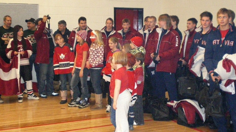 Latvijas izlases U-20 hokejisti Junitī vidusskolā.
Foto: UCHSJrGameNews, flickr.com