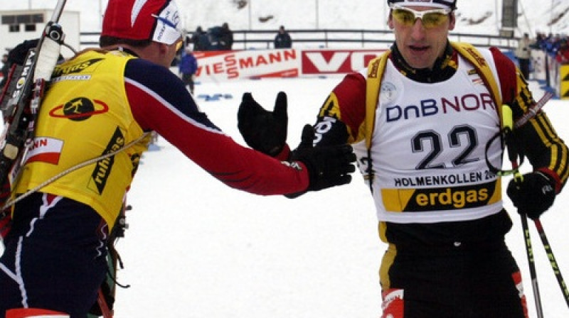 Riko Gross (pa labi) ar Rafaelu Puarē 2004. gadā
Foto: Scanpix Norway