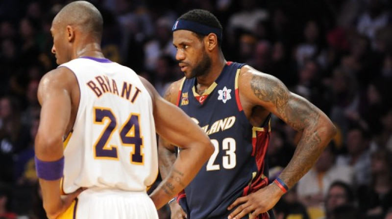 Lebrons Džeimss un Kobe Braients 25.decembra spēlē.
Foto: Foto: AFP/AP/Scanpix