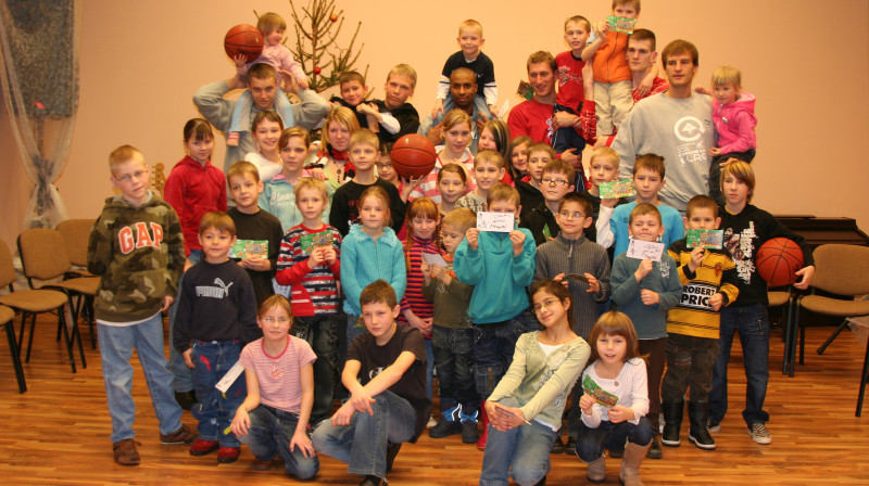 "Valmieras" basketbolisti kopā ar bērniem
Foto: bkvalmiera.lv