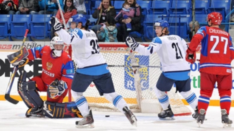 Somijas izlases hokejisti gūst vārtus
Foto: www.iihf.com