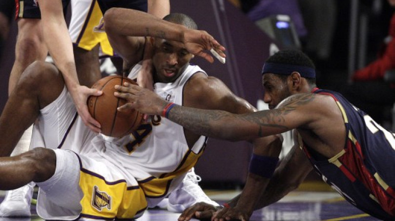 Kobe Braients un Lebrons Džeimss Ziemassvētku spēlē.
Foto: AFP/AP/Scanpix