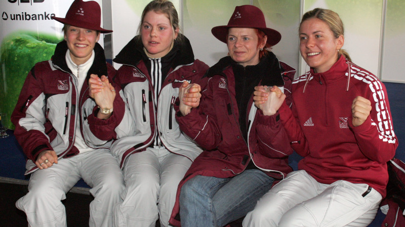 Latvijas sieviešu biatlona izlase pirms Turīnas olimpiskajām spēlēm: Gerda Krūmiņa (no kreisās), Linda Savļaka, Anžela Brice, Madara Līduma.
Foto: Romāns Kokšarovs, Sporta Avīze, f64