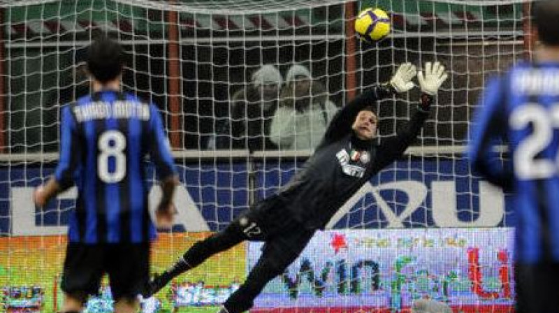 "Inter" vārtsargs Žulio Sēzars bezspēcīgs pēc Makarones tālsitiena
Foto: AFP/Scanpix