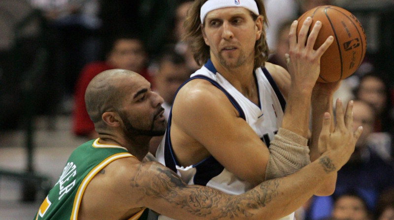 Dirks Novickis (ar bumbu) pret Karlosu Būzeru
Foto: AP/Scanpix