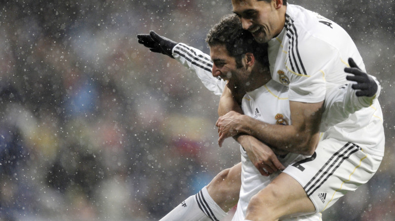 Alvaro Arbeola sveic Gonzalo Iguainu, kurš nule kā atklājis rezultātu Madridē
Foto: AFP