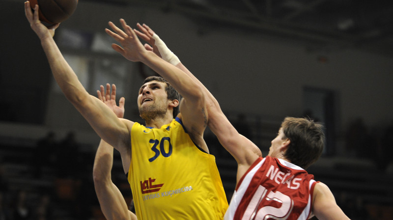 Ronalds Zaķis uzbrukumā 
Foto: Romāns Kokšarovs, Sporta Avīze, f64