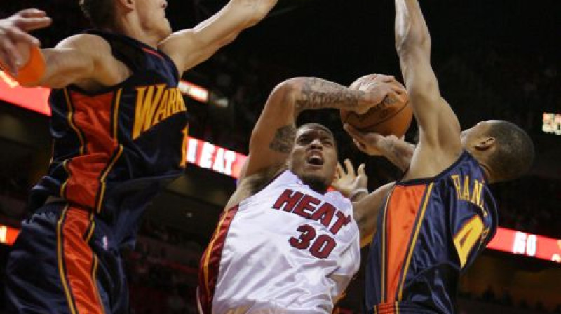 Andris Biedriņš pret ''Heat'' pagājušajā sezonā
Foto: AP/Scanpix
