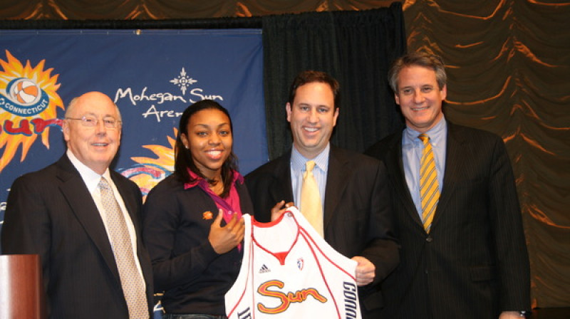 K-L Mike Thibault, Renee Montgomery, Chris Sienko, Mitchell Etess ("Sun" prezidents)
Foto: "Connecticut Sun"