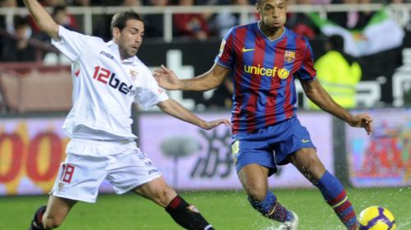 Fernando Navaro ("Sevilla") cīņā ar Tjerī Anrī ("Barcelona")
Foto: AFP