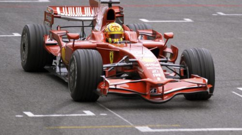Valentīno Rosi pie "Ferrari" formulas stūres
Foto: Scanpix Sweden