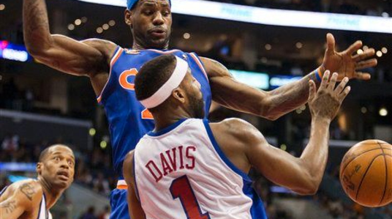 Lebrons Džeimss aizsardzībā pret "Clippers"
Foto: AP/Scanpix
