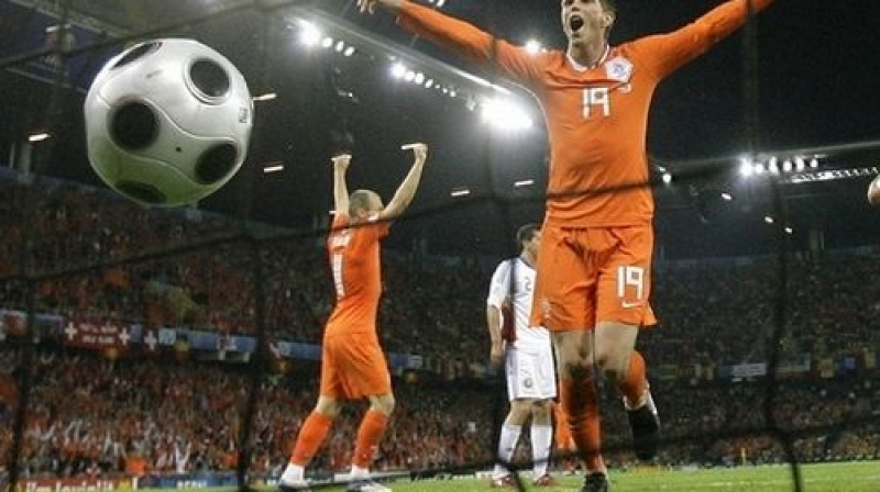 Klāss Jans Huntelārs atzīmē izlasē gūtos vārtus
Foto: AP/Scanpix