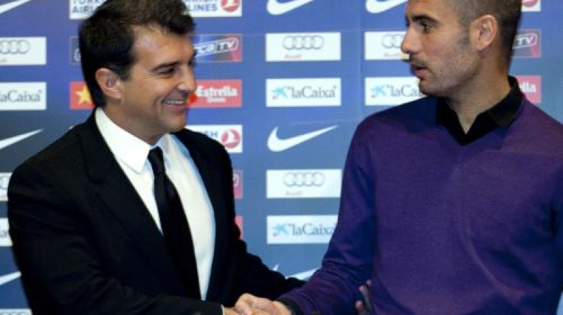 "Barcelona" prezidents Hoans Laporta un Hoseps Gvardiola
Foto: AFP