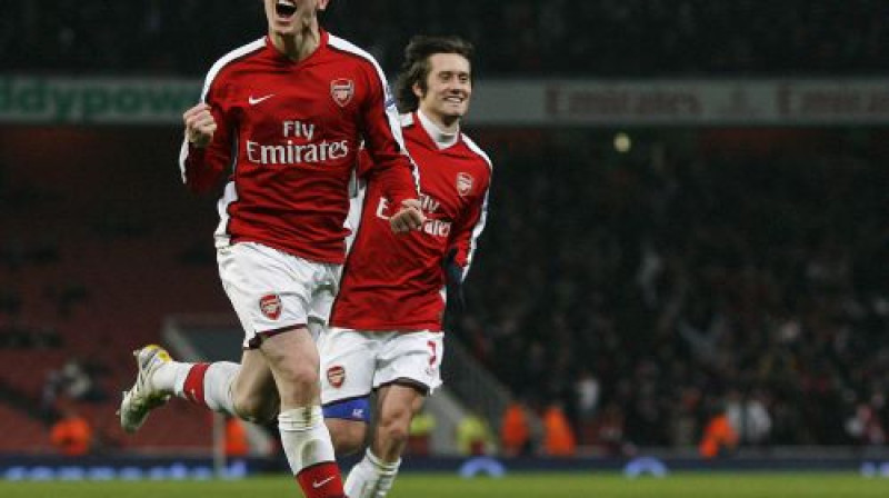 Tomass Vermālens un Tomašs Rosickis katrs guva pa vieniem vārtiem
Foto: AFP/Scanpix