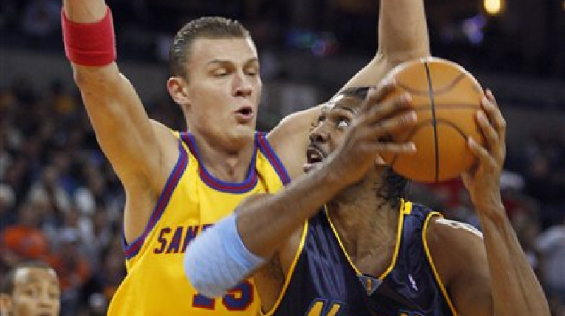 Biedriņš aizsardzībā pret "Nuggets" centru Nene
Foto: AP/Scanpix