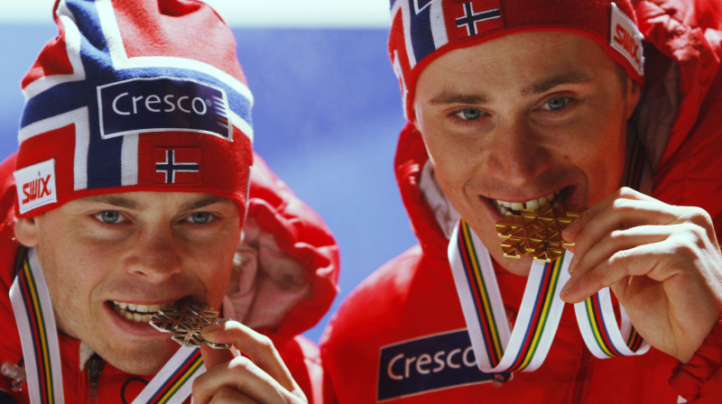 Čelstads (pa kreisi) un Hattestāds pēc apbalvošanas pagājušā pasaules čempionātā Liberecā. Šāgada Norvēģijas čempionāta viņi "samainījās" vietām.
Foto Scanpix
