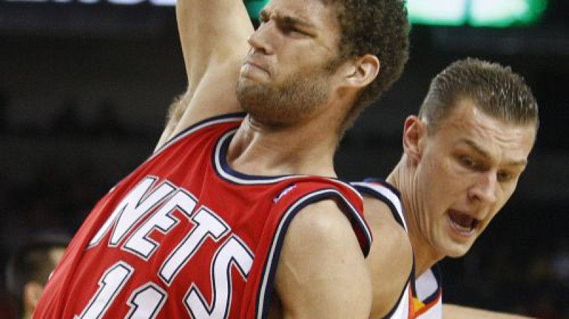 Brūks Lopezs un Andris Biedriņš
Foto: AP/Scanpix