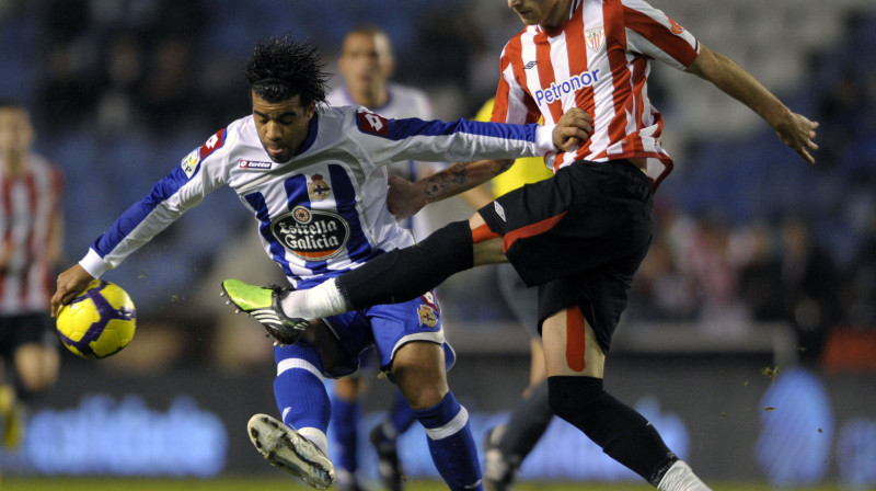 Cīņa starp Rodolfo Bodipo ("Deportivo") un Fernando Amorebjetu ("Athletic Bilbao")
Foto: AFP