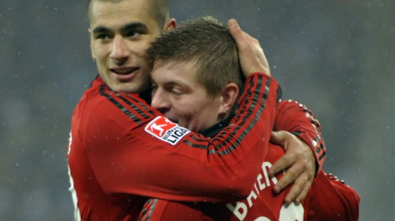 Erens Derdijoks (pa kreisi) sveic vārtu 
guvēju Toni Krosu
Foto: AFP/Scanpix