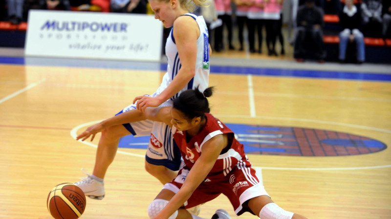 Zane Eglīte cīņā ar "Teo" viesspēlētāju Čiomu Nnamaku
Foto: Zigismunds Zālmanis, skcesis.lv