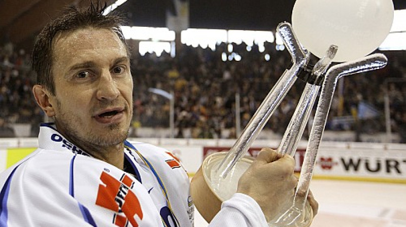 Ville Peltonens ar izcīnīto Špenglera kausu
Foto: Reuters/Scanpix