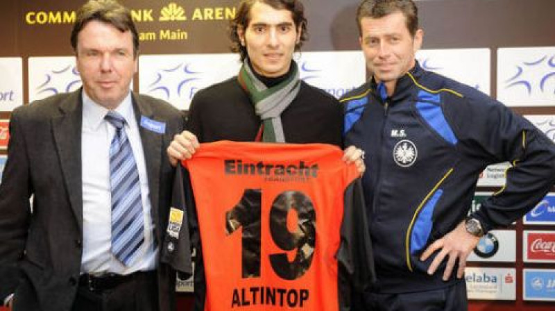 Kluba prezidents un galvenais treneris prezentē jaunieguvumu - Halilu Altintopu
Foto: AP/Scanpix