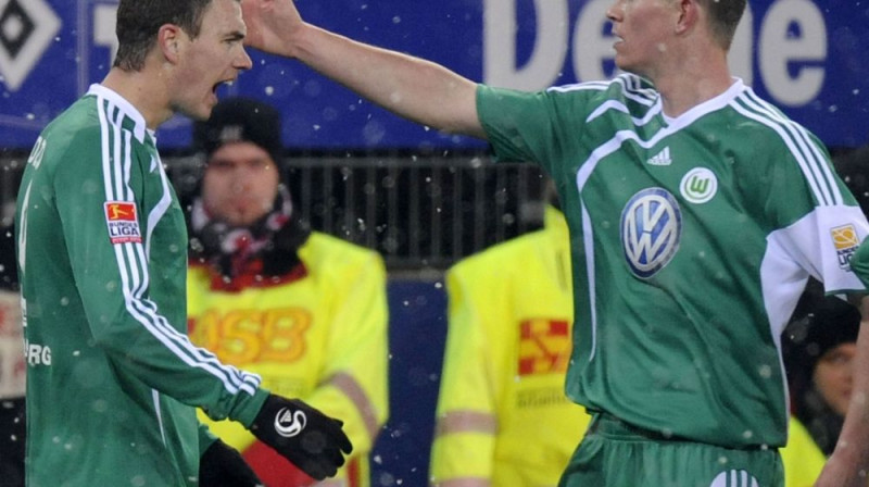 Edins Džeko (pa kreisi) līksmo Hamburgā
Foto: AFP/Scanpix