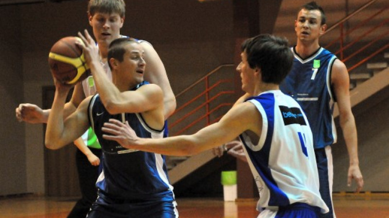 Mārtiņš Tiss un Artūrs Kisle (abi RSEBAA) cīņā ar REA studentiem
Foto: Romualds Vambuts, Sportacentrs.com