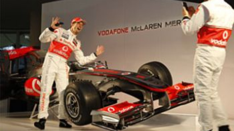 Luiss Hamiltons un Džensons Batons pie sava jaunā ''MP4-25'' modeļa
Foto: AFP/Scanpix