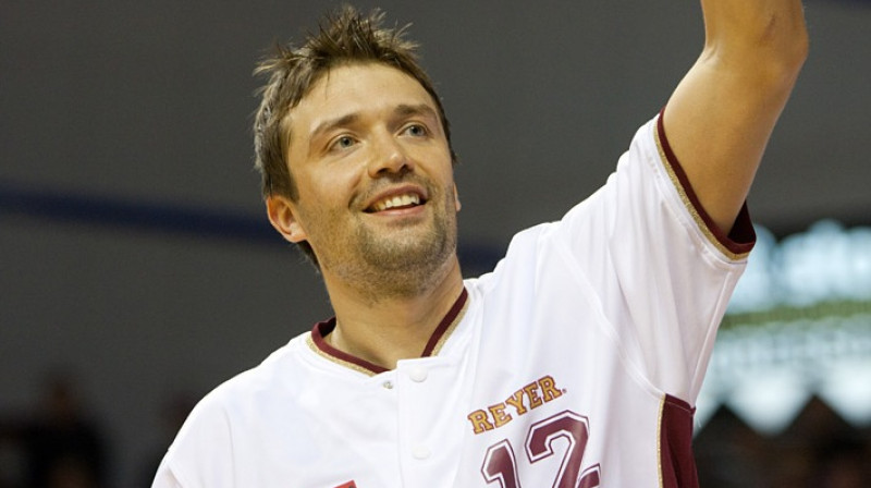 Kristaps Janičenoks šodienas spēli noraudzījās no rezervistu soliņa.
Foto: reyer.it