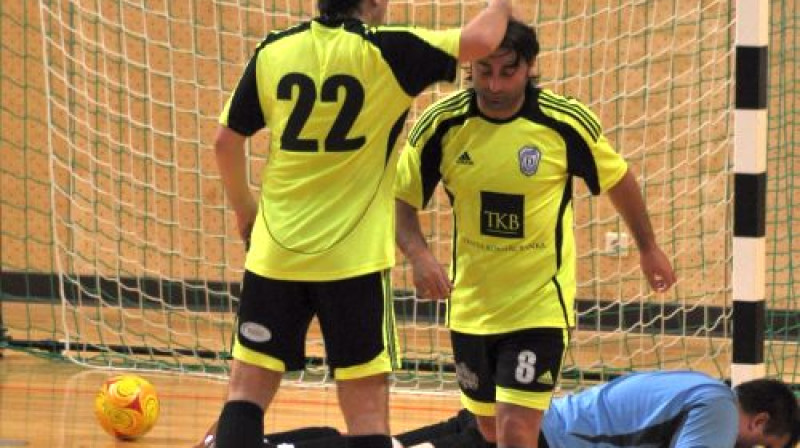 Aleksandrs Isakovs sveic Tamazu Pertiju
Foto: Aivars Račko, Sportacentrs.com