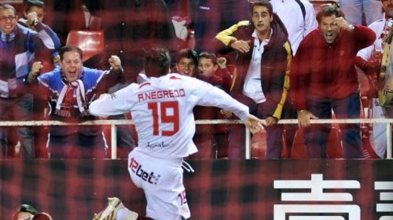 Alvaro Negredo ar diviem vārtu guvumiem kaldināja "Sevilla" uzvaru pār "Valencia"
Foto: AFP/ Scanpix