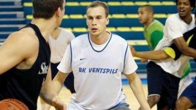Akselis Vairogs savas komandas treniņā
Foto: www.sudouest.com
