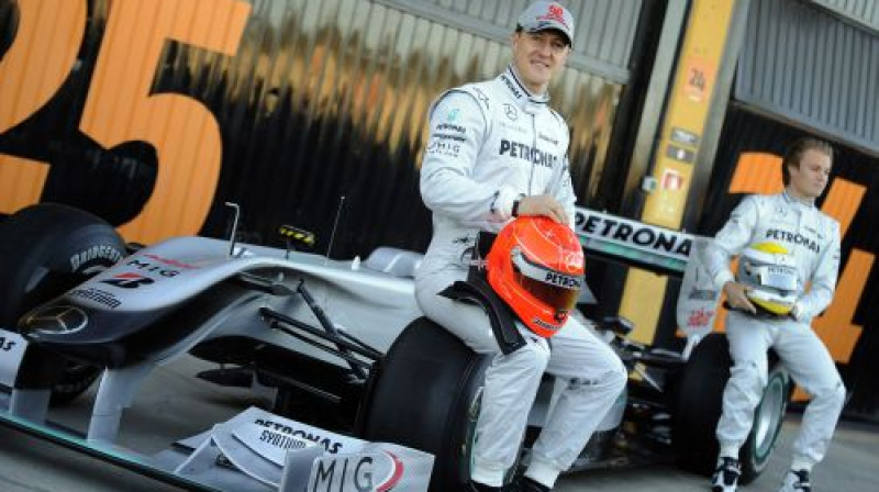 Mihaels Šūmahers un Niko Rosbergs pie jaunās "Mercedes GP" formulas
Foto: AFP/Scanpix